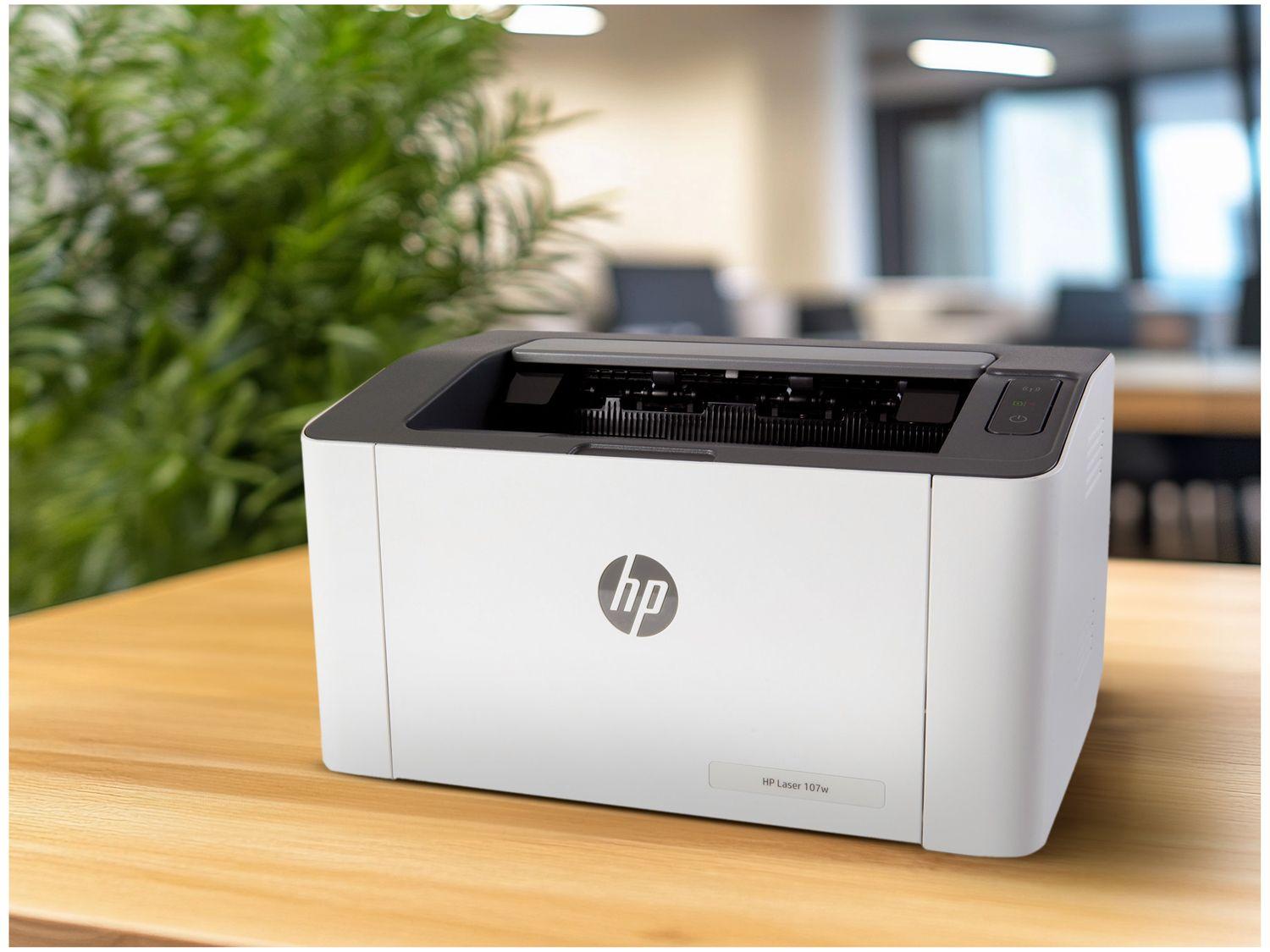 Uma floresta verdejante com uma impressora HP Laser 107W aninhada entre as árvores, cercada por vários elementos sustentáveis e ecológicos.