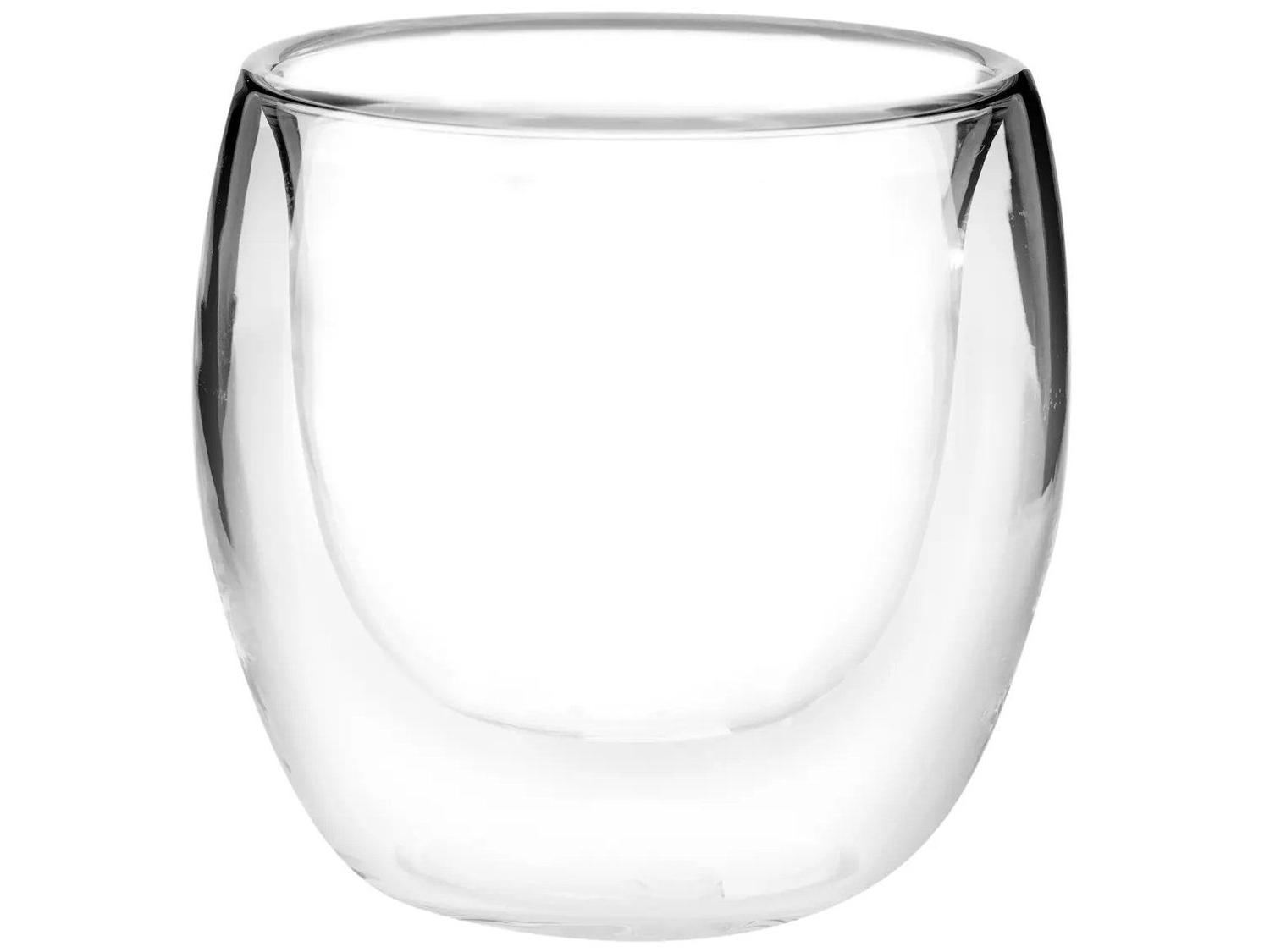 Close-up de um único copo de vidro vazio com parede dupla, destacando sua construção em vidro transparente e design isolado em um fundo branco.