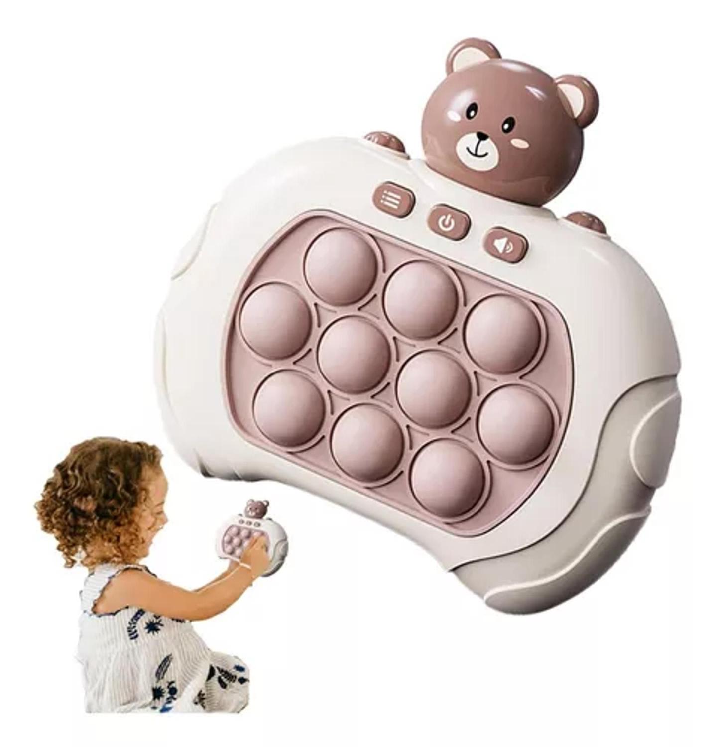 Criança está jogando um jogo popular com botões um brinquedo