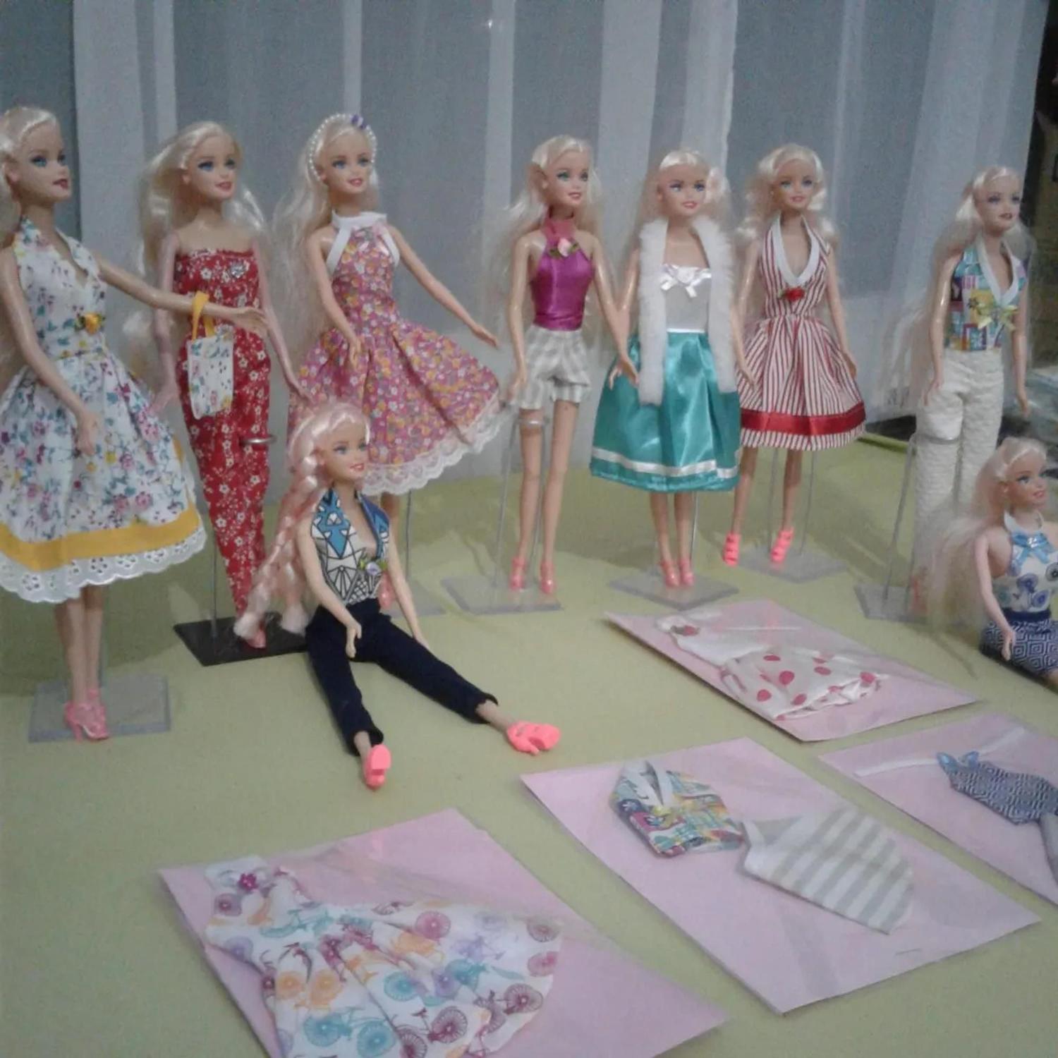 Kit com 10 Conjuntos De Roupas Para Bonecas Barbie - Não Repete na  Americanas Empresas