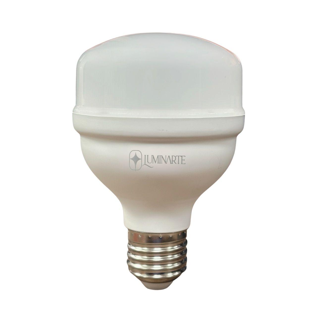 Lâmpada LED Luminarte 50W com base E27 em fundo branco.