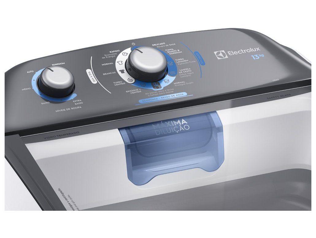 Detalhe do painel de controle da máquina de lavar Electrolux 13kg, com botões giratórios para seleção de programas como 'Edredom', 'Delicado', 'Brancas' e níveis de água, além do compartimento 'MÁXIMA DILUIÇÃO'.