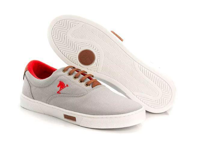 tenis com lingua grande