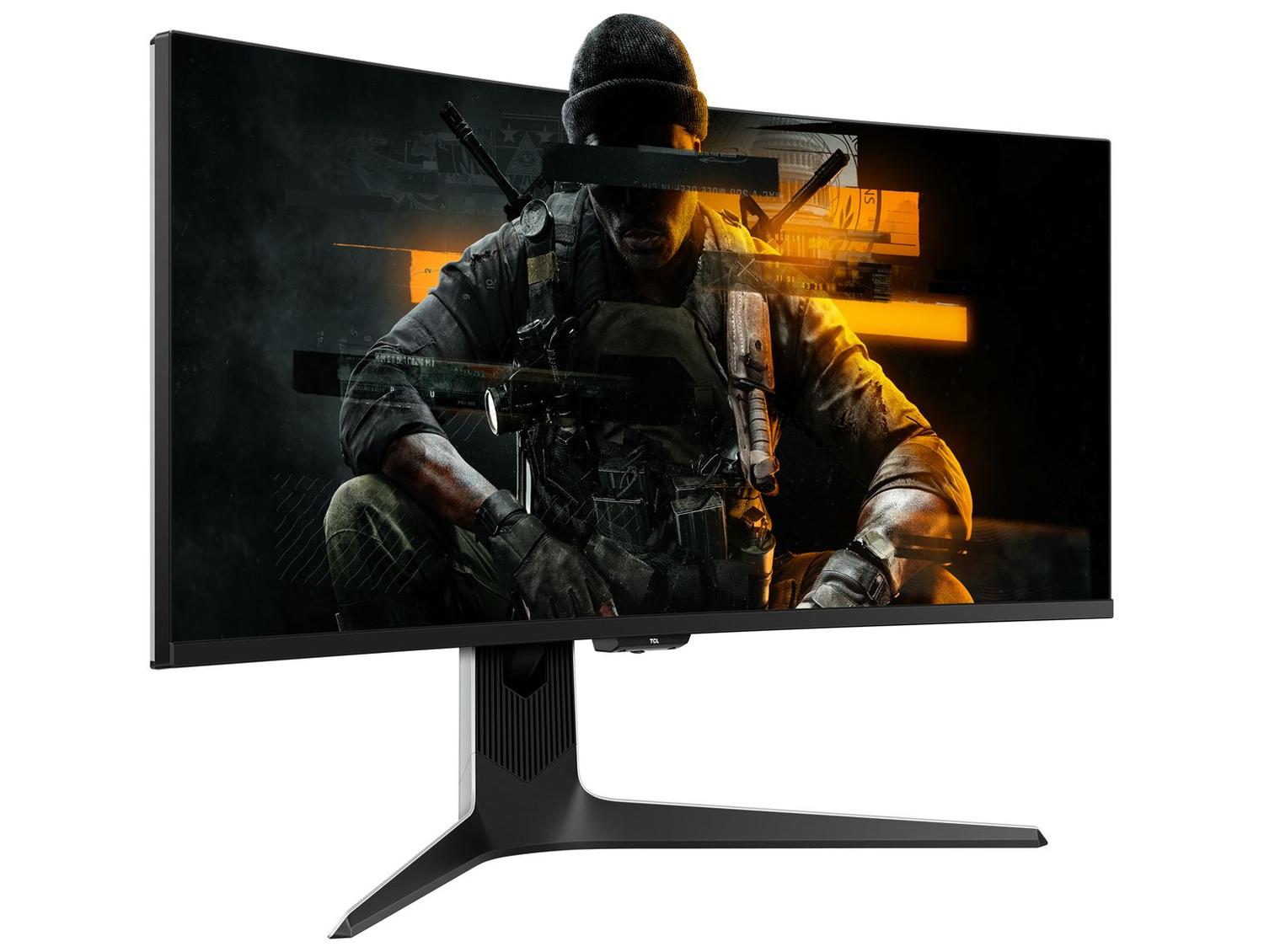 Vista lateral-frontal do Monitor Gamer TCL 34 polegadas curvo, com seu design elegante e base robusta, exibindo uma imagem imersiva de um jogo de tiro com um soldado.