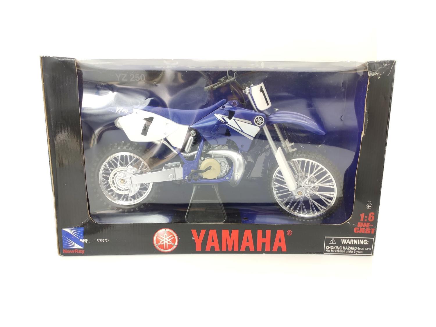 Moto de Ferro Trilha Miniatura Yamaha yz 250 1:6 na Caixa New-Ray em  Promoção na Americanas