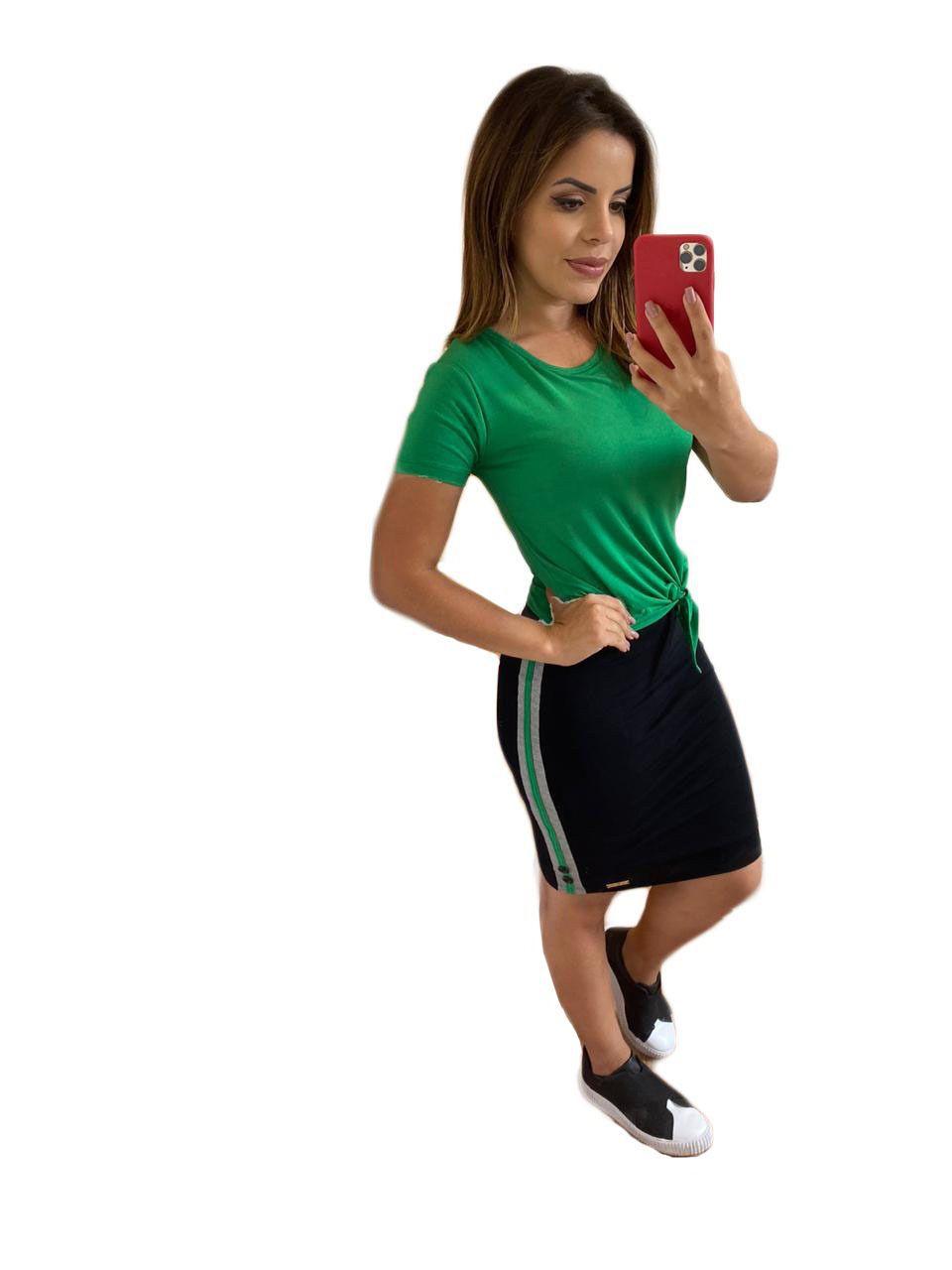 vestido midi preto com tenis