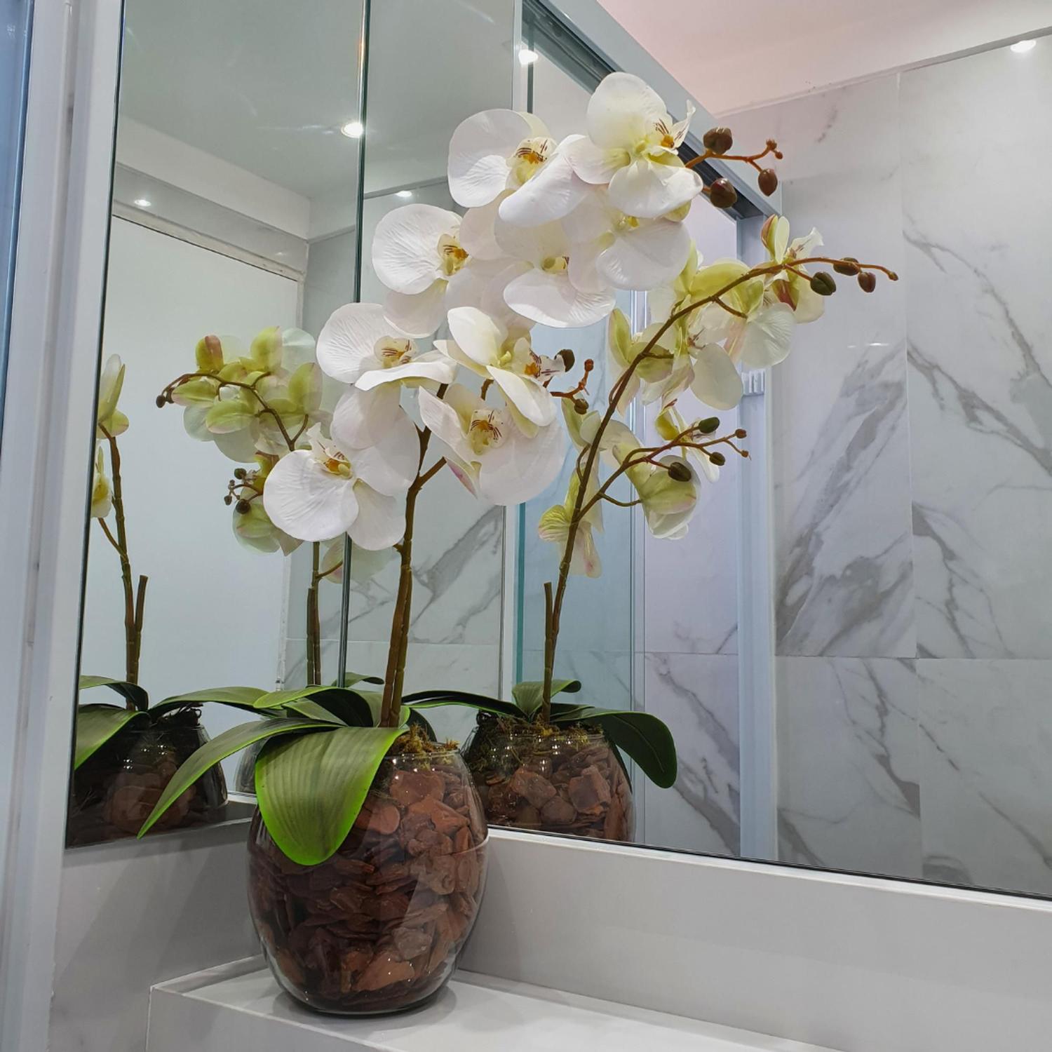 Orquídea Artificial Branca Arranjo Decorativo Com Vaso de Vidro - Game  Gramas - Plantas Artificiais - Magazine Luiza