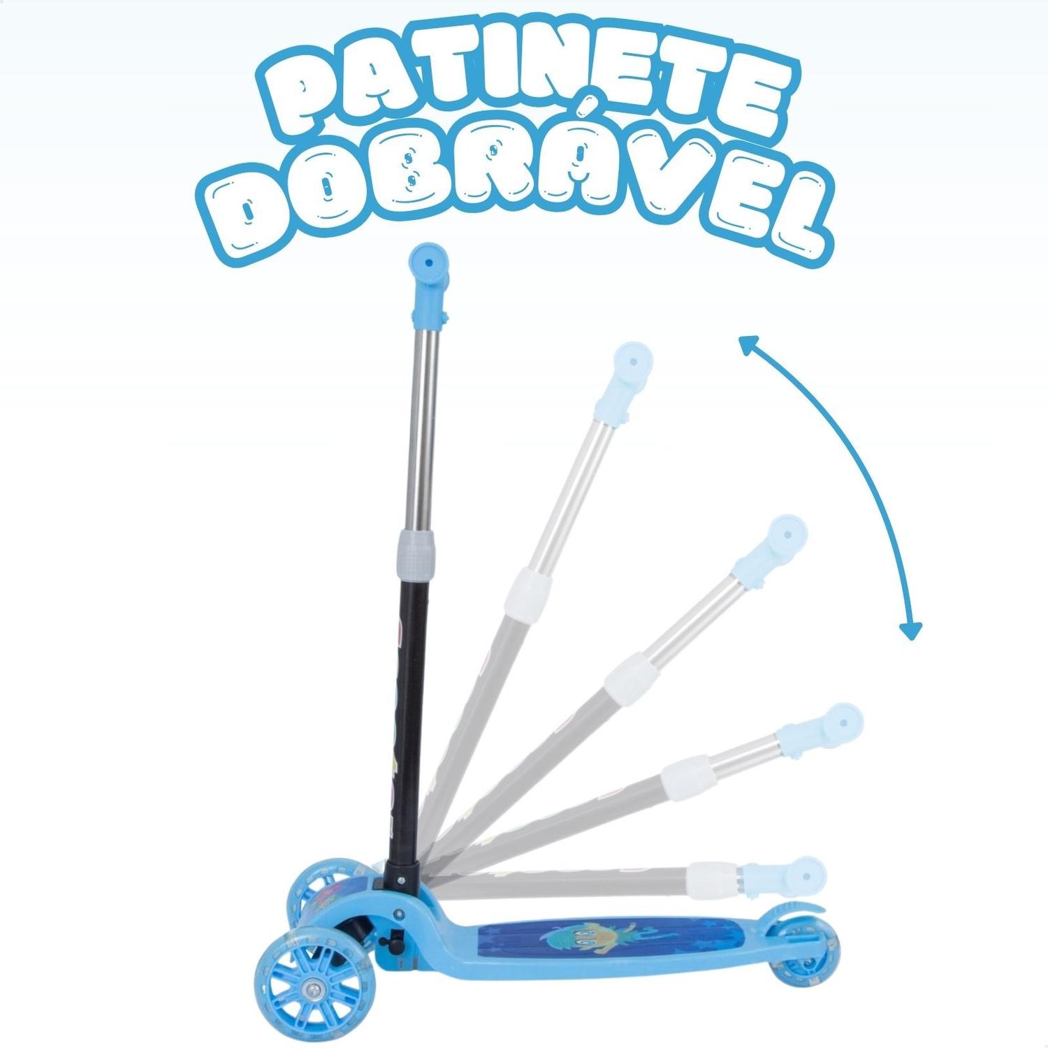 Patinete infantil azul demonstrando o mecanismo de dobra do guidão em relação à base