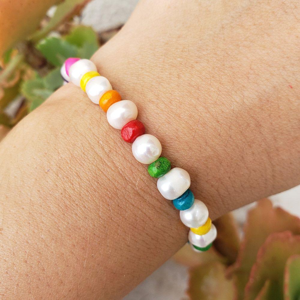 Pulseira Elástico Pérolas Barrocas Miçangas Colors Madeira - Bruna Moreschi  - Pulseira e Bracelete - Magazine Luiza