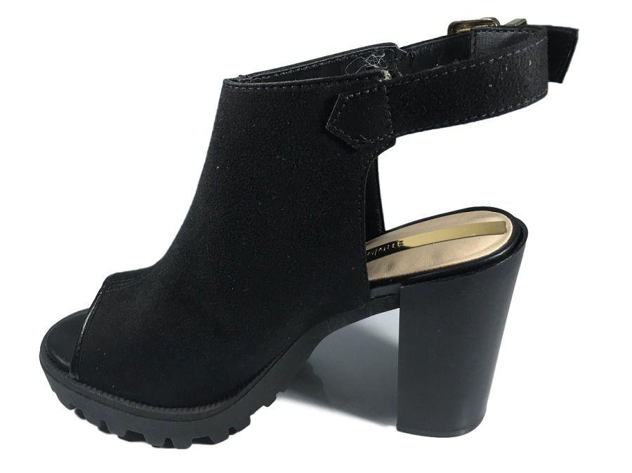 sandalia fechada tratorada