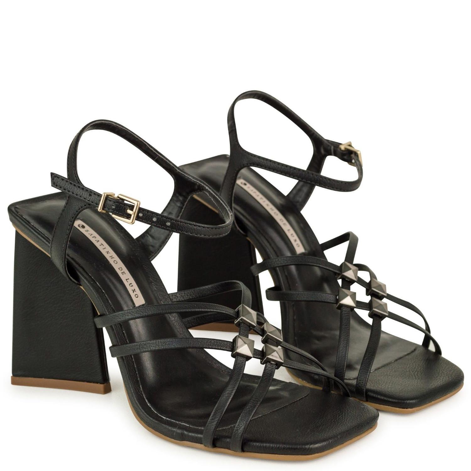 Sandália Napa Naturale Preto Enfeite Pirâmides - SAPATINHO DE LUXO -  Sandália Feminina - Magazine Luiza