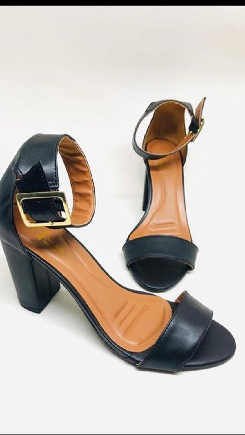 sandalia salto bloco preta