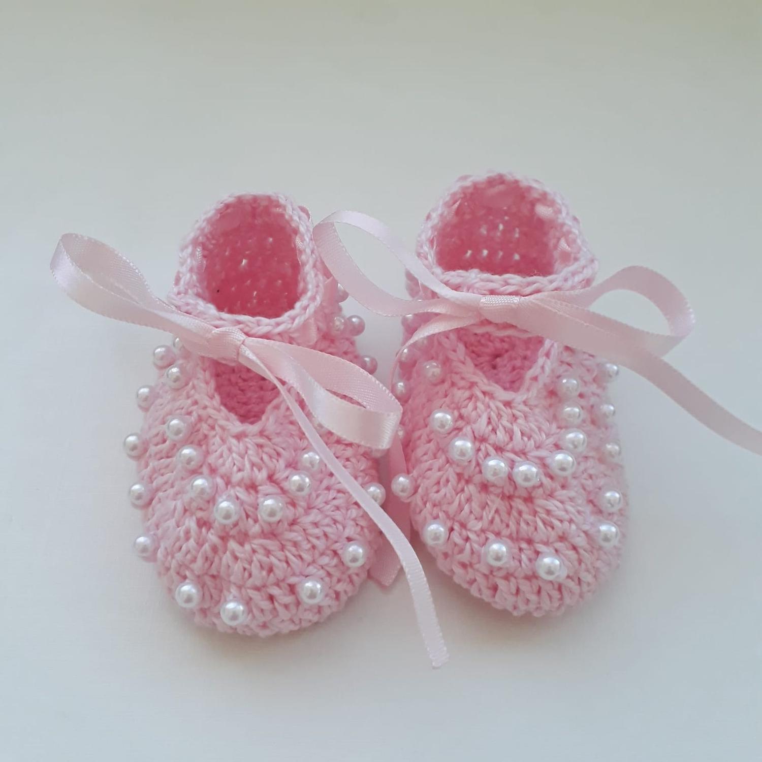 Sapatinho de crochê para bebê - cor de rosa com mini pérolas brancas -  Artes da Cecil - Sapatinho de Bebê - Magazine Luiza