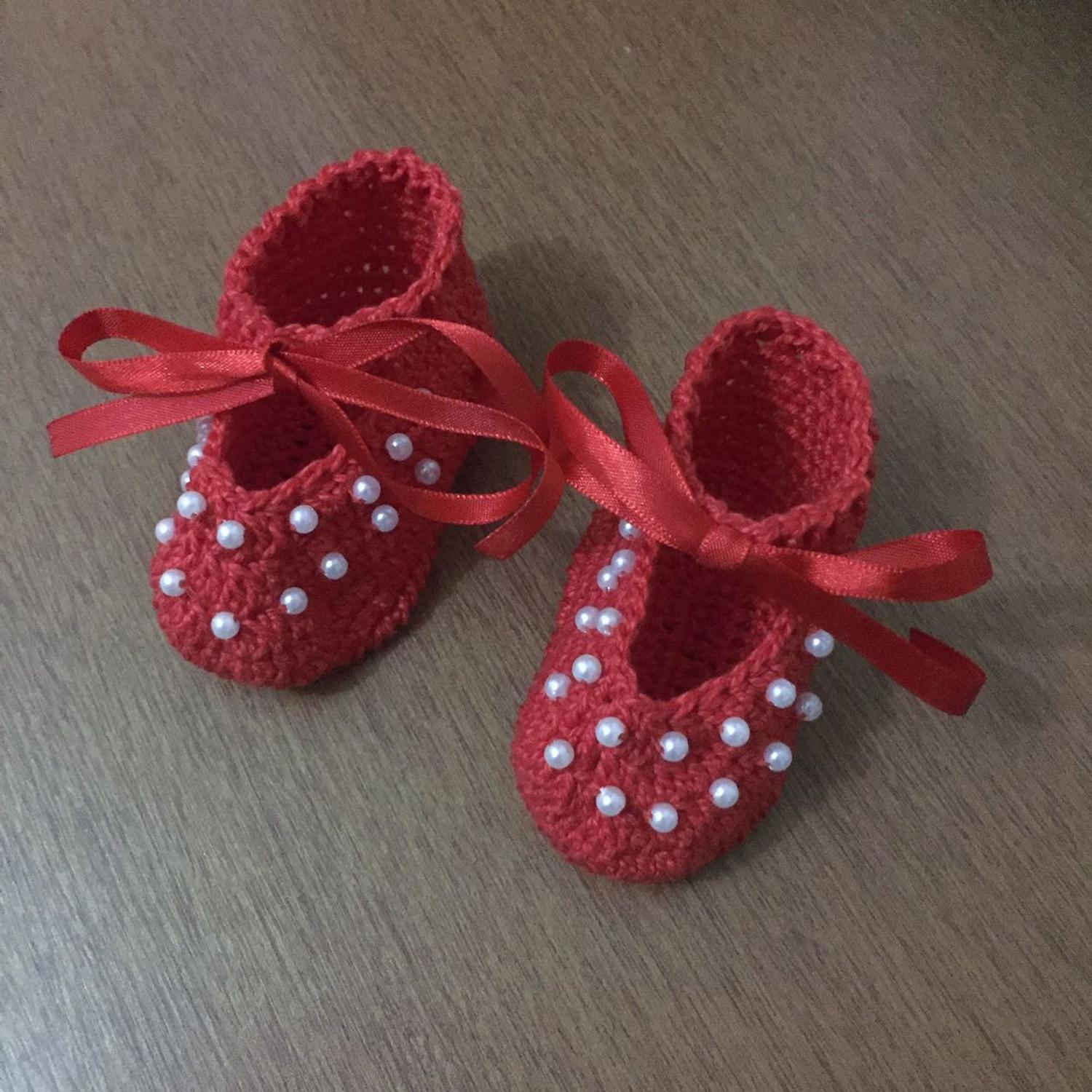 A239 Sapatinho de croche para bebe masculino azul e preto com botao em  Promoção | Ofertas na Americanas