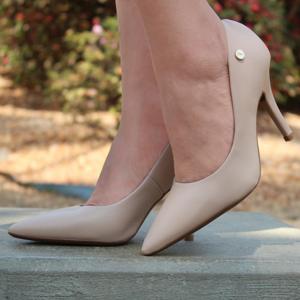 Sapato Scarpin Salto Fino Nobuck Bege | Schutz