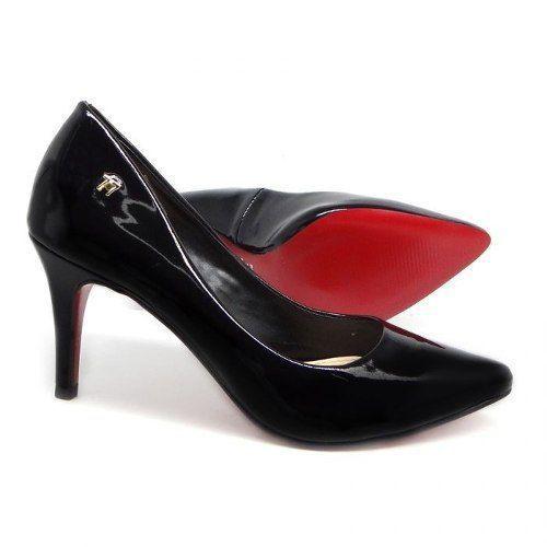scarpin preto fundo vermelho