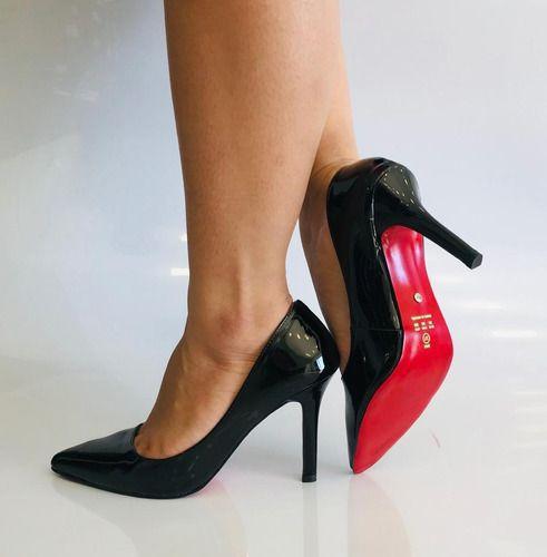 scarpin preto de sola vermelha