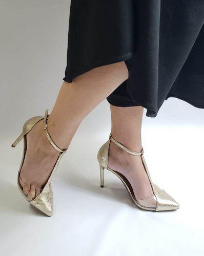 scarpin com detalhe transparente