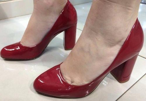 scarpin vermelho salto grosso