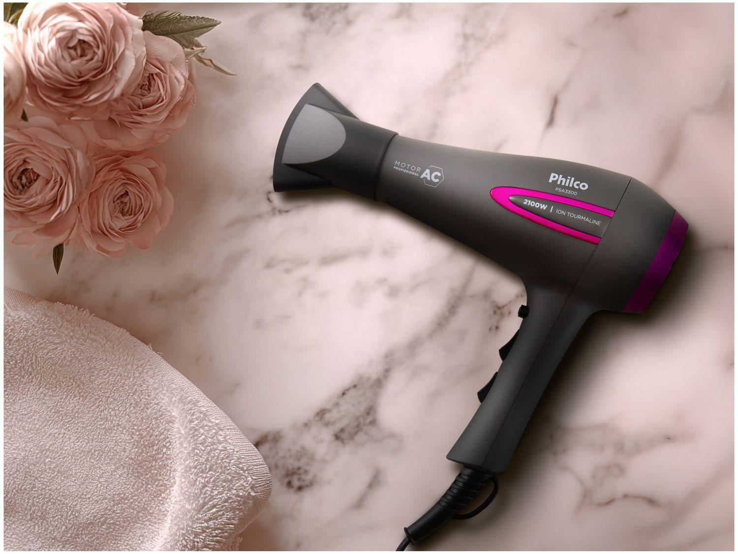 Mulher secando cabelo com secador profissional moderno