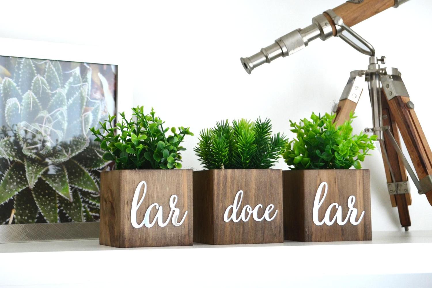 Imagem de Vasos Decorativos Com Planta Artificial Frase Lar Doce Lar Decoração Sala