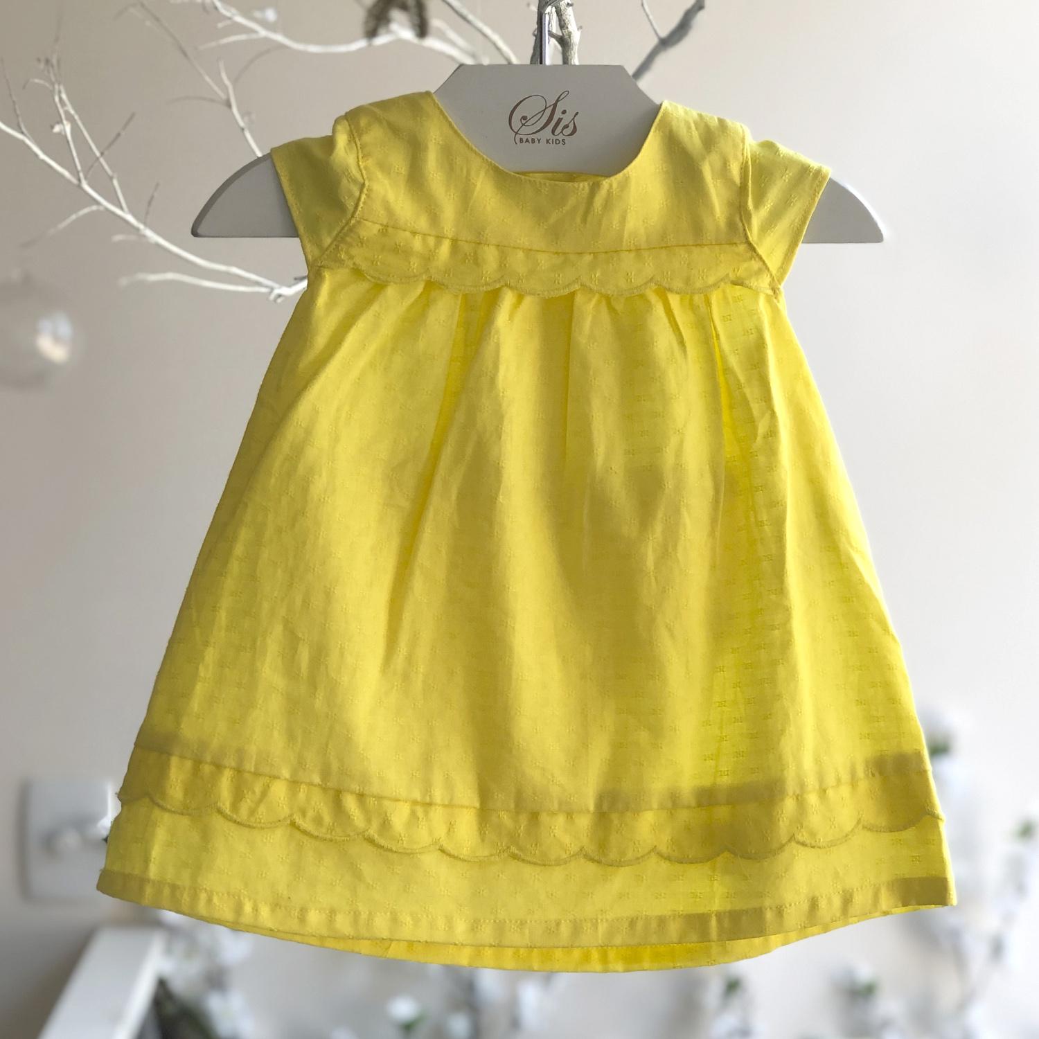 vestido com babado no peito