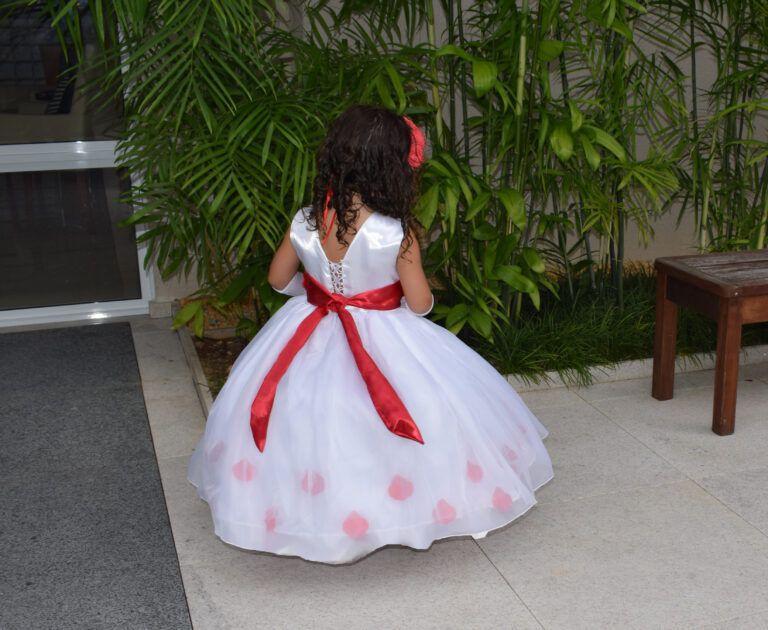 vestido de florista com petalas