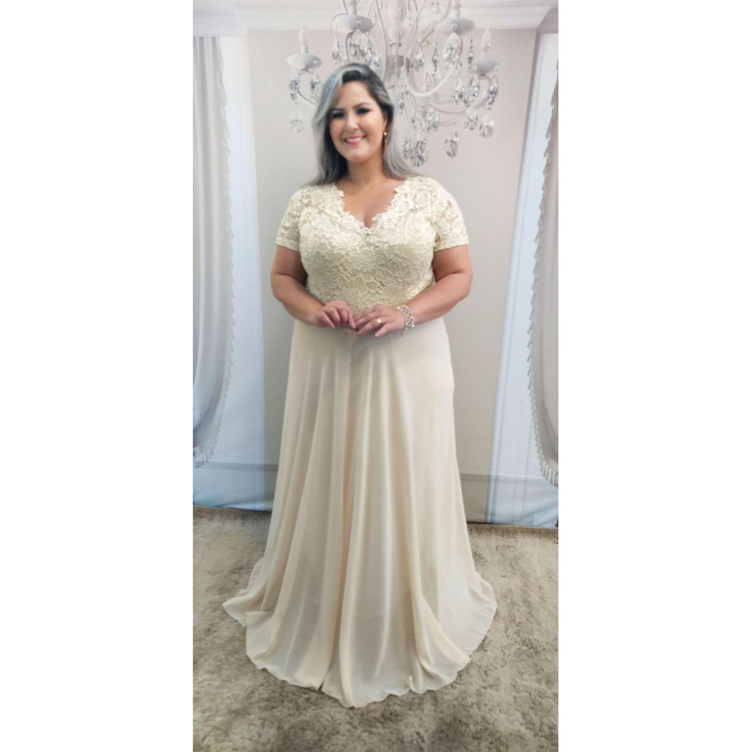 vestido dourado plus size