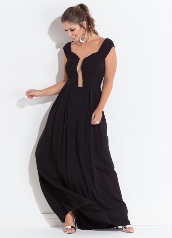 vestido com decote em tule