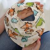Babador Bandana Impermeável com Regulagem Tricoline e Malha Dinossauros Laranja Azul e Verde - Mais que baby
