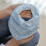 Babador Bandana Impermeável com Regulagem Tricoline e Malha Estrelas Azul e Branco - Mais que baby