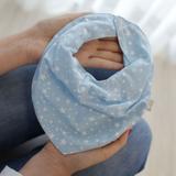 Babador Bandana Impermeável com Regulagem Tricoline e Malha Estrelas Azul e Branco - Mais que baby