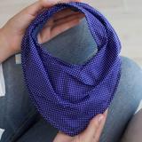 Babador Bandana Impermeável com Regulagem Tricoline e Malha Poá Marinho e Branco - Mais que baby