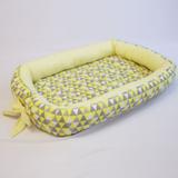 Berço Portátil Ninho Redutor Triângulos Amarelo Branco e Cinza - Mais que baby