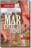 Com o mar entre os dedos - Editus