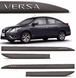 Jogo de Frisos Laterais SLIM Nissan Versa Cinza Magnum c/ Nome Cromado Alto Relevo - Flash