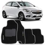 Jogo de Tapetes Carpete Chevrolet Onix 2013 a 2019 Preto com Borda Cinza Emblema Grafia Bordados - Top gear