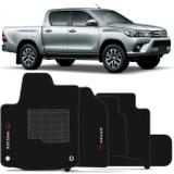 Jogo de Tapetes Carpete Toyota Hilux 2017 e 2018 Preto Bordado com Base Antiderrapante Emborrachada - Requinte tapetes