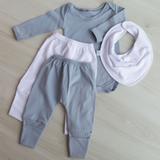 Kit 4 Peças com Body Manga Longa Mijão (Culote) e Bandana Impermeável Infantil Malha Liso Cinza e Branco - Mais que baby
