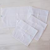 Kit Saquinhos Maternidade 4 Peças para Roupas Duplo Tule Xadrez Cinza e Branco com Pérolas - Mais que baby