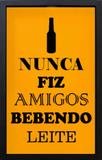 Quadro Porta Tampinhas Fundo Amarelo Nunca Fiz Amigos Bebendo Leite 28x43x5cm - Decore pronto