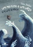 Um menino e um urso em um barco