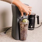 Cafeteira Elétrica Oster Iced Coffee 2 em 1 Cinza 220v - Ocaf820