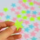 100 Adesivos Coloridos Estrelas De Plástico Que Brilham No Escuro Para Decoração Quarto Diversão Neon