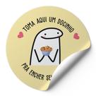 120 Etiquetas Auto Colante Adesivos Redondos Meme Bentô "Toma Aqui Um Docinho, Pra Encher Seu Buchinho" Brigadeiro, Doces Etc Fundo Amarelo AD00399