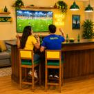 2 Banquetas Madeira Copa do Mundo Brasil Estofados Hellen Cor:Mel e Sintetico Verde 2 Banquetas Madeira Copa do Mundo Brasil Estofados Hellen Cor:Mel e Sintetico Verde