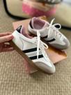 4726 Tênis Casual Branco com Detalhes Pretos Estilo Urbano e Confortável! 4726 Tênis Casual Branco com Detalhes Pretos Estilo Urbano e Confortável!