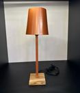 Abajur luminária de mesa com cúpula em metal Teka Cobre brilho com base de madeira 1E27 - Femart