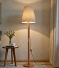 Abajur Luxo Luminária de Chão Moderna com Cúpula Tecido Bege e Base Madeira Decorativa Sala Quarto Escritório Bivolt