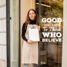Adesivo de Parede Frase Motivacional Inglês Good Things Coisas Boas Acontecem para Quem Acredita